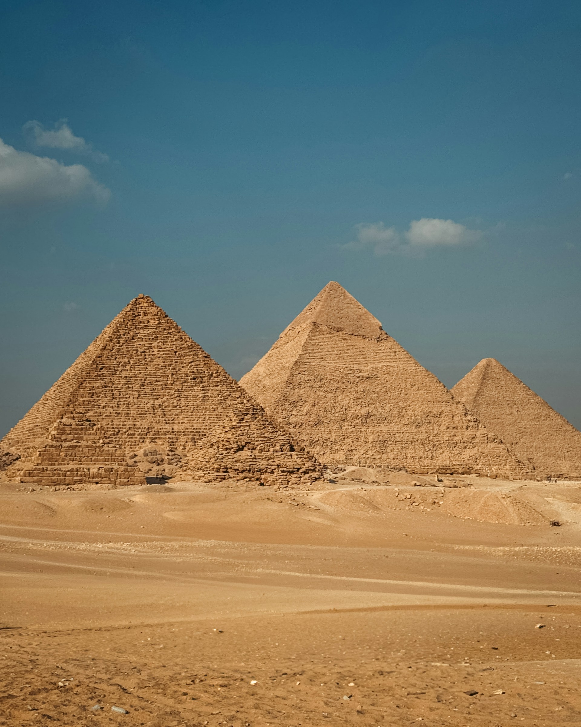 Las pirámides de Giza sobre la meseta desértica de Egipto