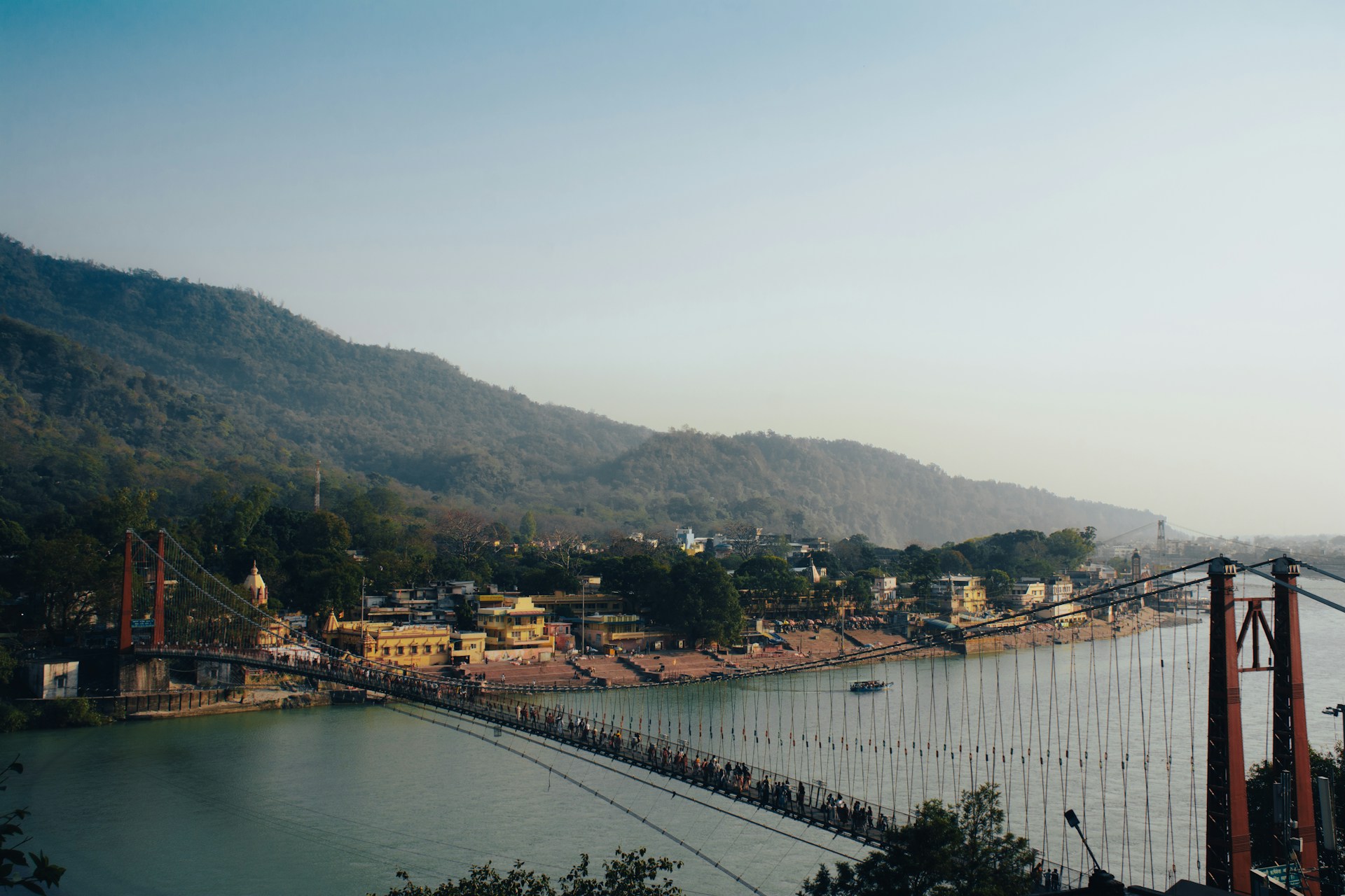 Puente sobre el Ganges y montañas de Rishikesh, India