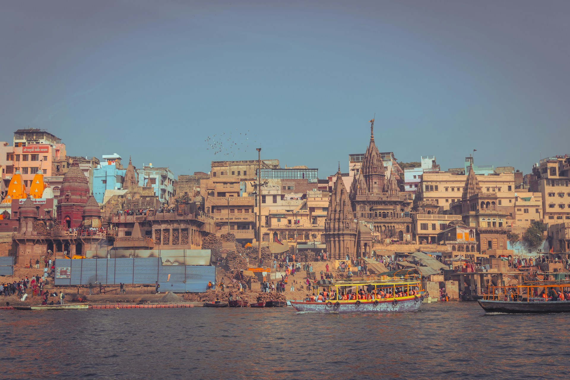 Barcas frente a los ghats y templos de Varanasi en el Ganges